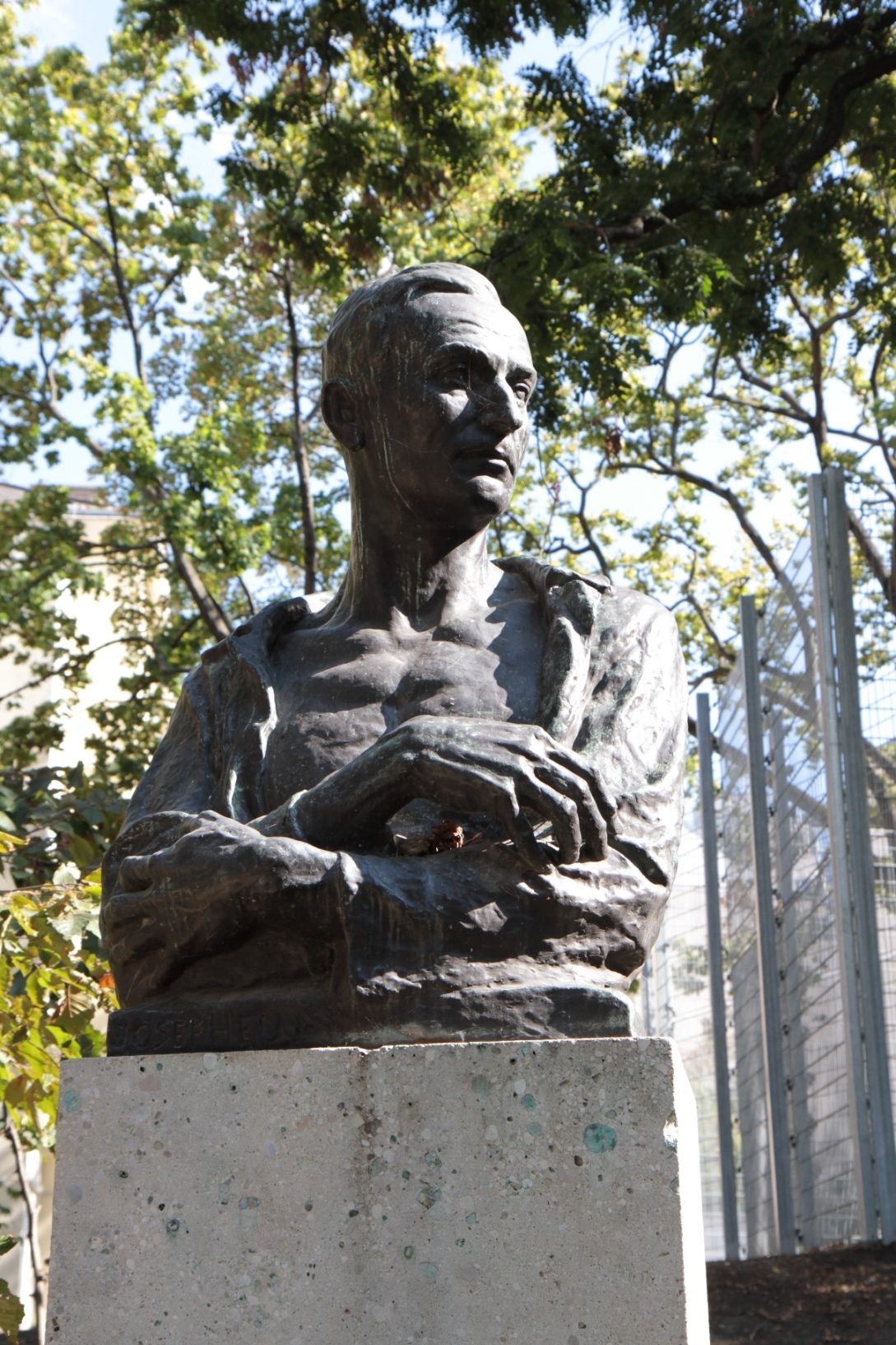 Guido Holzknecht's monument, Vienna - 03.JPG